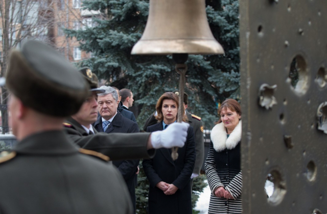 Петро Порошенко з дружиною вшанували пам’ять загиблих українських воїнів
