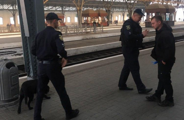 Поліцейські з собаками шукали вибухівку на вокзалі
