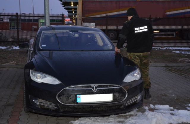 На польсько-українському кордоні зупинили викрадене авто Tesla
