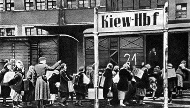 Відправка киян на роботу до Німеччини з головного вокзалу. м. Київ, 1942 р. Фото: http://www.territoryterror.org.ua