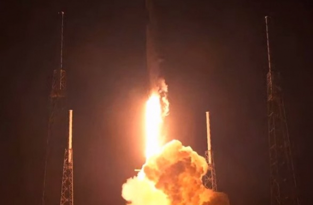 SpaceX запустила ракету із супутником зв