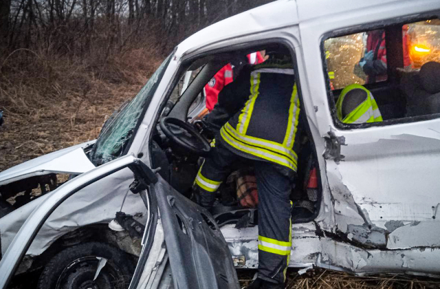 У Стрийському районі трапилось ДТП: двох людей затисло в автівці