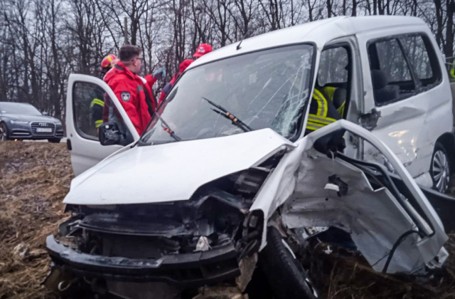 У Стрийському районі трапилось ДТП: двох людей затисло в автівці