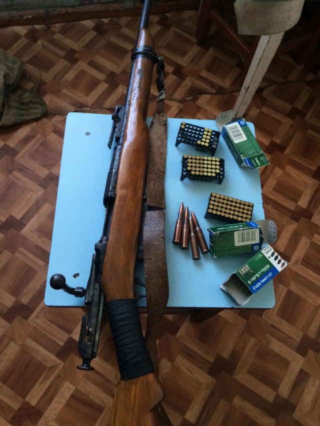 На Чернігівщині співробітники ДПСУ виявили сховок зі зброєю та боєприпасами