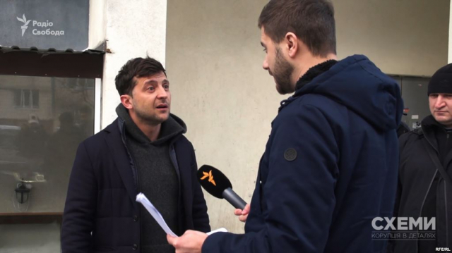 Володимир Зеленський спілкується з журналістом «Схем» біля свого офісу