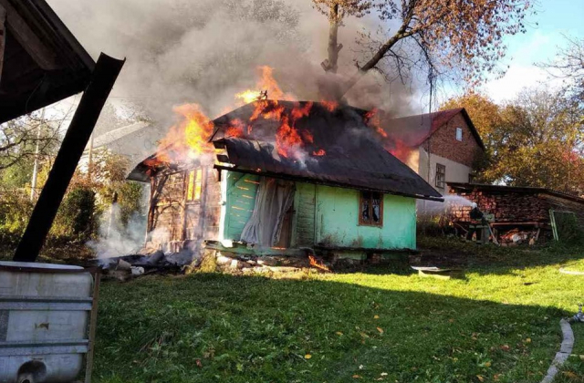 На Львівщині згорів дерев’яний будинок