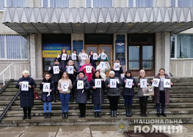 На Львівщині відбувся флешмоб "Жінки проти насильства"