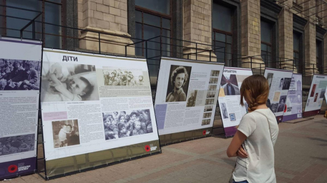 Відкриття виставки «Тріумф людини. Мешканці України, які пройшли нацистські концтабори» 8 травня 2018 року на Хрещатику