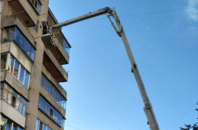 Львівські рятувальники зняли дівчину з балкону багатоповерхівки. Фото: ДСНС