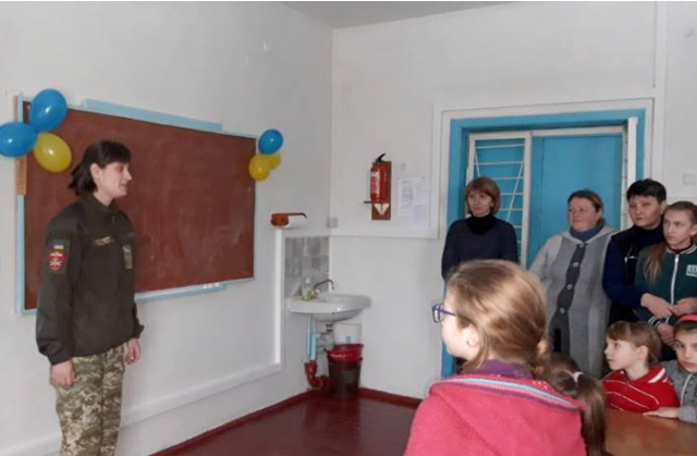 На Житомирщині військовослужбовець 26 бригади зустрілась з школярами