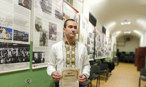 25-річний Андрій Марійчин - правнук Григорія Вацеби. У руках тримає оригінал документу, який засвідчує вінчання його прабабусі і прадідуся. Фото - Гал-інфо.