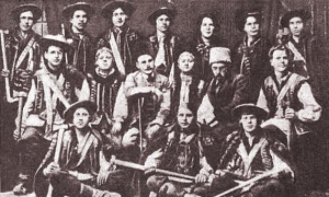 На фото "Гуцульський театр", 1911 р. Світлина з сайту: www.kolomyya.org.
