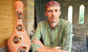 Рустем Скібін зі своїм виробом із кераміки. Фото з сайту foto.ua