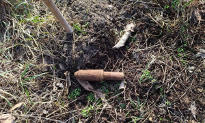 Фото боєприпасу виявленого в м.Золочів на вул. Набережній