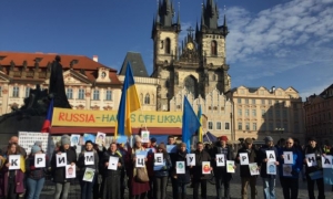 У столиці Чехії пройшов флешмоб "Крим – це Україна"