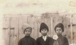 Колядники з різдвяною зіркою. Марко Залізняк у центрі. Донеччина, 1905 рік
Фото: Національний музей Голодомору-геноциду