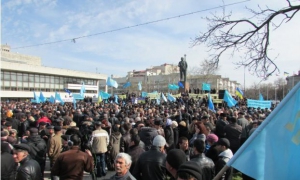 На мітингу 23 лютого 2014 р. лунали вимоги знести пам’ятник Леніну. Рефат Чубаров переконав присутніх утриматися від цього, при цьому закликав місцеву владу прибрати пам’ятник у десятиденний термін
