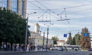 Мешканці очікують на громадський транспорт у центрі Луцька. Фото Гал-інфо
