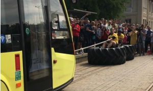 У Львові встановили рекорд по перетягуванню трамваїв. Фото: Марія Оринчак