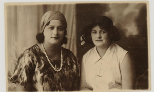Ванда Медицька (справа) з сестрою Стефанією