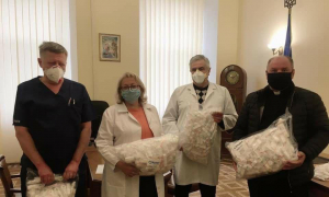 Covчег передав 1050 багаторазових медичних масок для потреб медиків Львівської обласної клінічної лікарні
