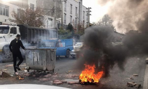 Учасники протестів підпалювали сміття і намагалися будувати барикади