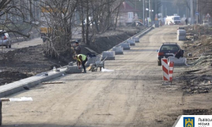 Завершується нанесення нижнього шару асфальту на вул. Курмановича