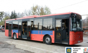 На маршрутах Львова приватні перевізники тестують автобус, привезений із Скандинавії